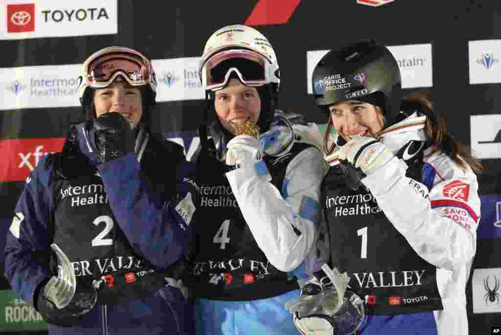 Юлия Галышева (в центре) обошла австралийку Джакару Энтони (слева), взявшую серебро, и француженку Перрин Лаффон. Галышева также установила новый рекорд Казахстана. США, 8 февраля 2019 года.&nbsp;