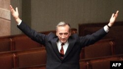 Тадэуш Мазовецки парламентте бекигенден кийин, министрлердин али бош ордунан депутаттарга кол булгаган.12-сентябр, 1989-жыл 