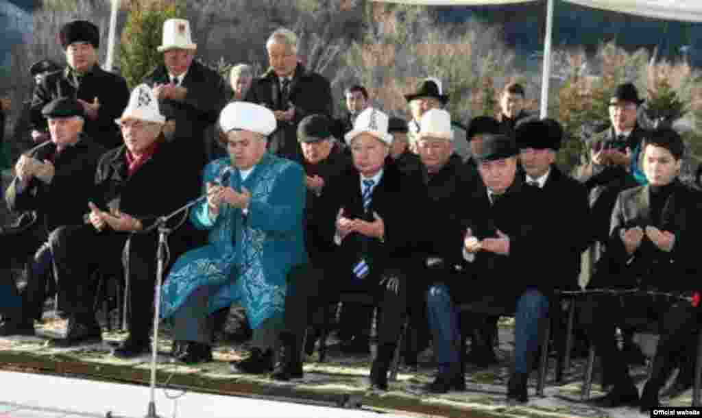 12-декабрь Ч. Айтматовдун туулган күнү. Бул күнү Ата-Бейитте жазуучуга куран окулуп, жер-жерлерде эскерүү чаралар болду - 12 декабря, с участием Президента Кыргызской Республики Курманбека Бакиева в мемориальном комплексе «Ата-Бейит» состоялось поминальное мероприятие, посвященное дню рождения Героя Кыргызской Республики, Героя Социалистического труда, Народного писателя Кыргызской Республики Чингиза Торекуловича Айтматова.  