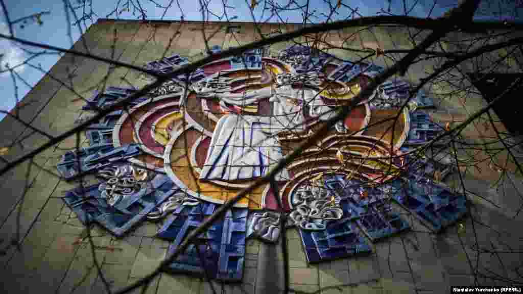 Стіни громадських будівель Прип&rsquo;яті оформлювали відомі українські художники. Їхні роботи поступово руйнуються