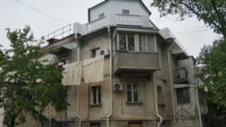 Построенный в начале 1950-х дом «украшен» современными надстройками и пристройками