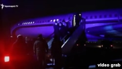 Азербайжан боштондукка чыгарган Тоолуу Карабактагы армян туткундары кайтып келди. Ереван аскер аба майданы, Армения. 2020-жылдын 15-декабры.