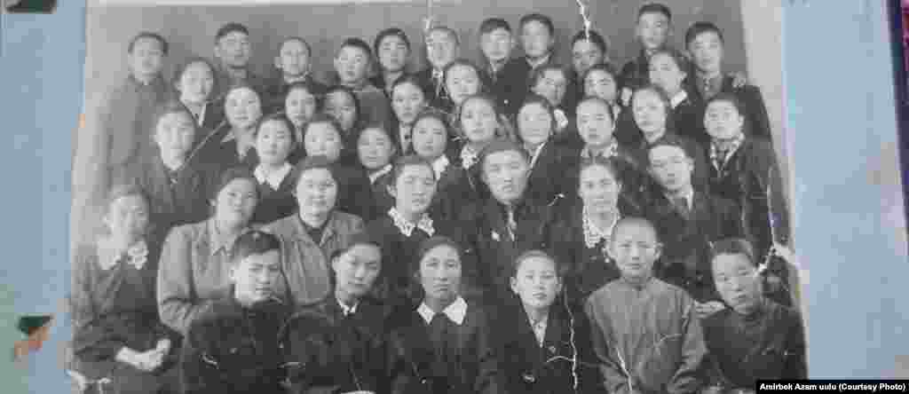 &nbsp;Фрунзедеги №5 орто мектептин 8-классынын окуучулары, 1956