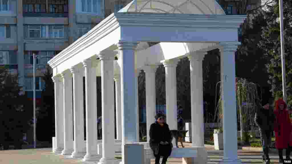 У Саках &ndash; дев&#39;ять санаторіїв, у тому числі спеціалізований санаторій для лікування спинальних хвороб ім. Миколи Бурденка, курортна поліклініка, грязелікарня і водолікарня з бюветом мінеральної води