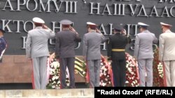 Военные у мемориала Вечного огня в Душанбе. 9 мая 2014 года.