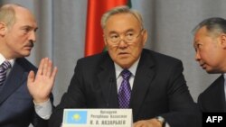 Президент Беларуси Александр Лукашенко, глава Казахстана Нурсултан Назарбаев и экс-президент КР Курманбек Бакиев.