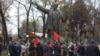 Сторонники Коммунистической партии у памятника Владимиру Ленину в Алматы. 7 ноября 2014 года.