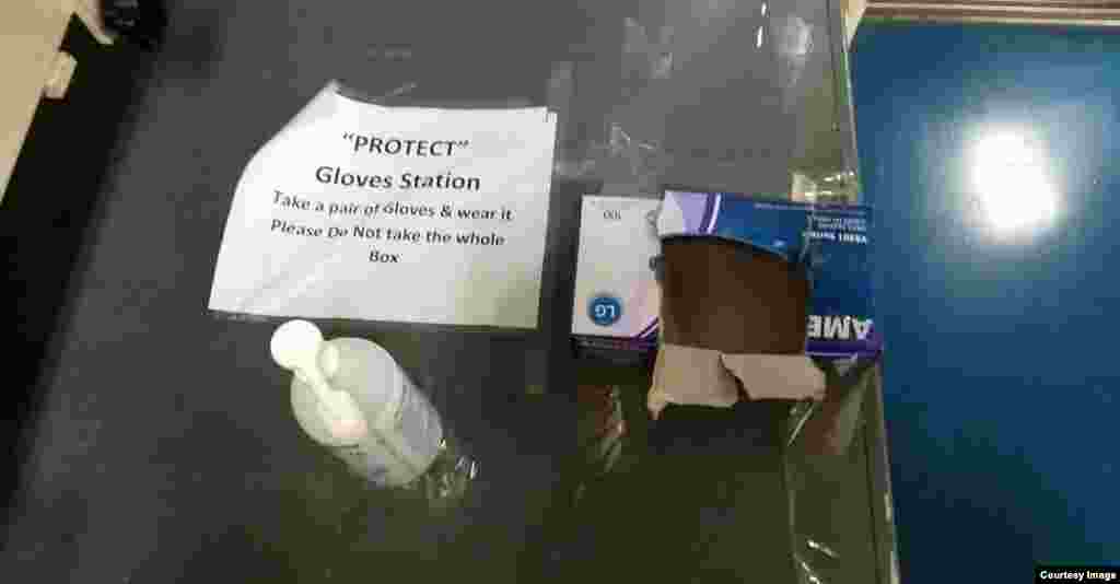 Колду дезинфекциялай турган каражат жана бош калган мээлейдин кутучасы. Мындай чакан санитардык шаймандар кеменин бардык бөлүгүндө орнготулган.