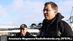 Міністр інфраструктури України Володимир Омелян та в.о. директора ДП «Бердянський морський торговельний порт» Олександр Трощенков