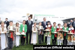 Ґурбанґули Бердімухамедов відвідує сусідній Узбекистан, архівне фото