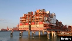 Установки на нефтяном месторождении в Каспийском море. Иллюстративное фото.