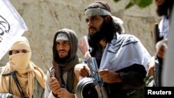 "Талибандын" согушкерлери Орозо айтта, ок атышуу токтогон учурда. Нангархар провинциясы, 16-июнь, 2018-жыл.