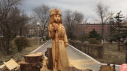 Деревянная статуя девушки-воина в Семее.