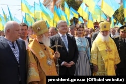Глава УАПЦ митрополит Київський і всієї України Макарій (праворуч), президент України Петро Порошенко (посередині) і глава УПЦ КП патріарх Київський і всієї Руси-України Філарет під час відзначення 1030-річчя хрещення Русі-України. Київ, 28 липня 2018 року