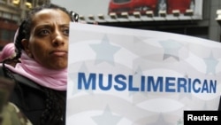 Takmynan üç hepde mundan ozal geçirilen diňlenişige protest bildirilip, üýşmeleňler guralypdy.