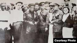 Кыргызстан КП БКнын катчысы А.Рысмендеев (биринчи катарда солдон үчүнчү), Кыргызстан аскер комиссары, генерал И.Панфилов (оңдон үчүнчү). 1941-жыл. Куршаб.