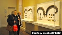 Экспозиция выставки «Кочевники и их связи: древнее искусство и культура Казахстана», проходящей в галерее Института по изучению Древнего мира Нью-Йоркского университета.  