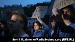 Зеленский НАБУ мен САП тәуелсіздігін жоятын шешім қабылдаған кезде Рада алдында наразылық болды. Киев, 30 шілде 2025 жыл.