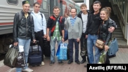 Омски яшьләре шәһәр вокзалында