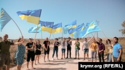 Украинские флаги на флешмобе «Освободите Крым». Херсонская область Украины. Иллюстративное фото