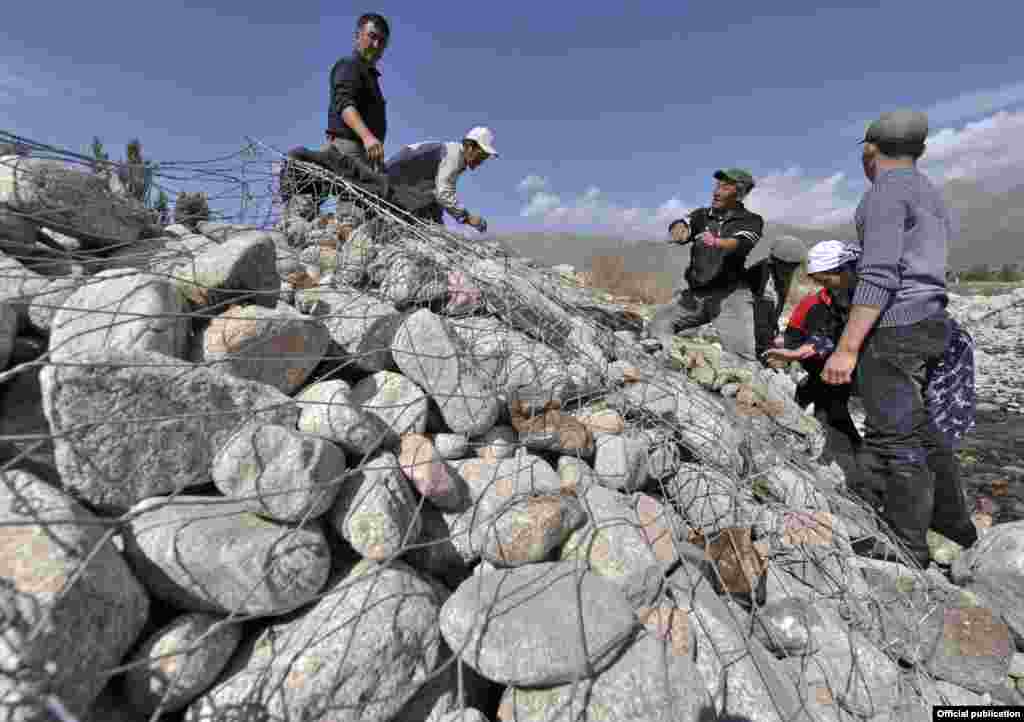 В результате совместной работы ВПП ООН и МЧС КР в целом по стране были установлены 3 050 габионов для предотвращения разрушений из-за наводнений, селей и оползней