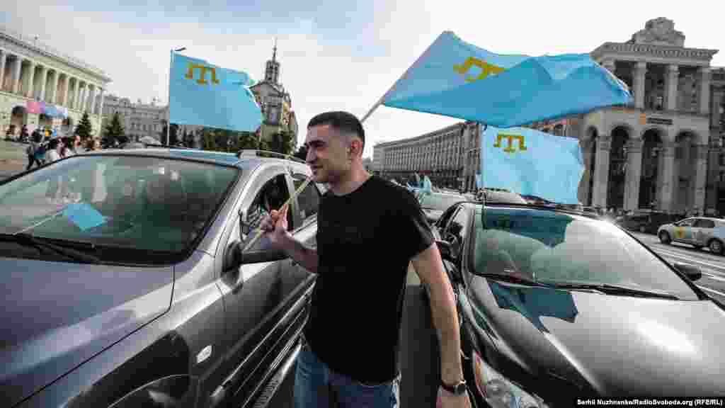 Kyivde qırımtatarlarnıñ sürgünligi qurbanlarına bağışlanğan avtoyürüş. Faaller maşnalarına qırımtatar ve ukrain bayraqlarını tikledi. Umumen yürüşte 50-ge qadar maşna iştirak ettil