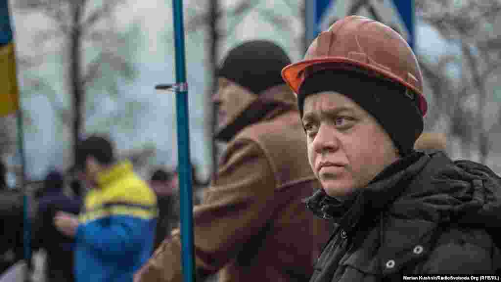 За словами працівників вугільної промисловості, їм заборгували заробітну плату: 50% за листопад та 100% за грудень 2015 року.