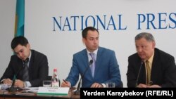 Солдан оңға - адвокаттар Андрей Ли мен Михаил Кленчин, кәсіпкер Тоқтағұл Шәріпов. 5 қыркүйек 2013 жыл.
