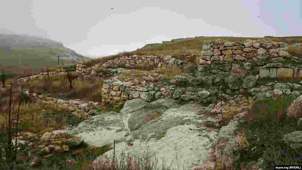 Скіфська фортеця на Сирт-Кая. Розквіт фортеці припадає на період кінця IV &ndash; першої половини II століття до н. е.&nbsp; До загибелі у пожежі в середині IX століття вона була прикордонним укріпленням Хазарського каганату біля північних рубежів Візантійської імперії.&nbsp; Систематичне дослідження пам&#39;ятника почалося в 2006 році