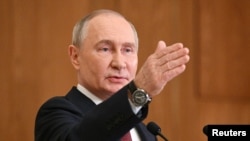 Президент России Владимир Путин на брифинге после саммита ОДКБ. Астана, 28 ноября 2024 года