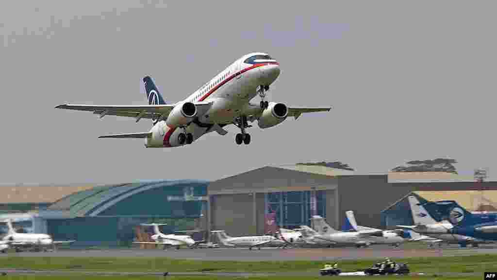 &quot;Sukhoi Superjet - 100&quot; Жакарта аба майданынан көтөрүлүп баратат