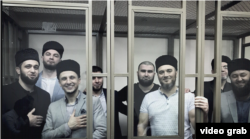 Винесення вироку Сейрану Салієву (перший ліворуч) у Південному окружному військовому суді в Ростові-на-Дону. Росія, 2020 рік