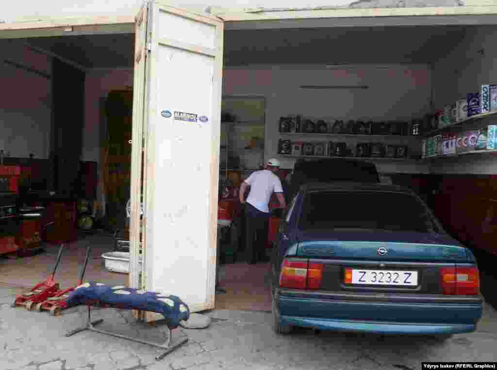 Сулайман-Тоосунун түштүк тарабында жайгашкан Калинин көчөсүндө 200гө жакын унаа устаканалары бар. Көчөнүн жарымы Кара-Суу районуна, жарымы Ош шаарына карайт.