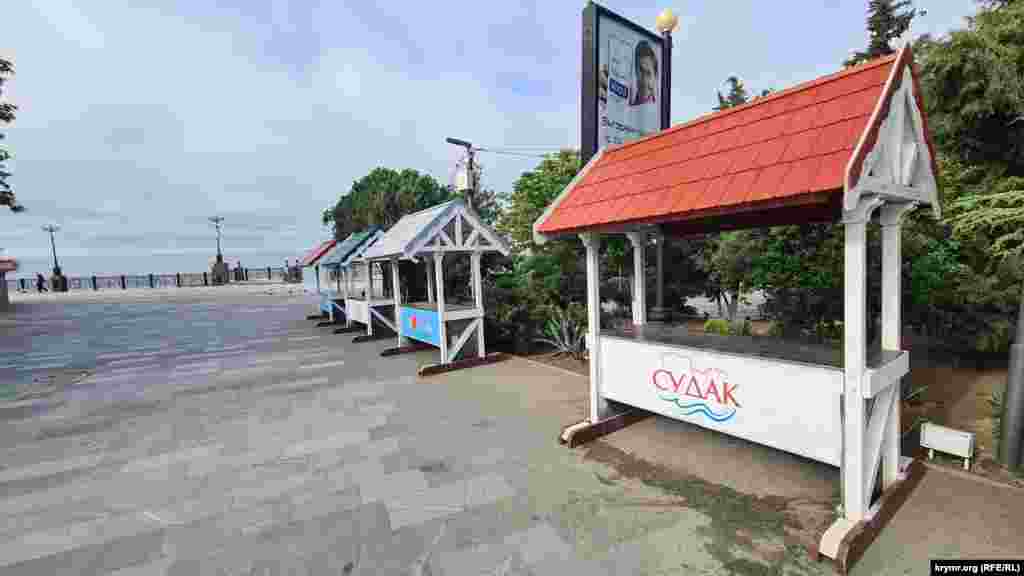 Яр буенда сәүдә урыннары булдырылган, әмма алар да әлегә буш тора