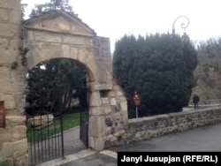 Мурдагы көрүстөнгө кире бериштеги дарбаза