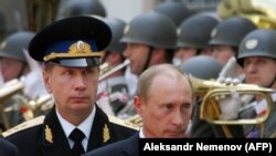 Виктор Золотов Путиндин жеке жан сакчысы болуп иштеген