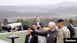 АКШнын вице-президенти Майк Пенс Түндүк жана Түштүк Кореяны бөлгөн демилитаризациялык зонага барган учур. 17-апрель, 2017 -жыл.