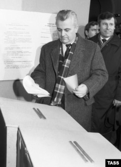 Кандидат у президенти України, тодішній голова Верховної Ради Леонід Кравчук під час голосування на референдумі за незалежність України та президентських виборах. Його й обрали президентом України (отримав 61,59 відсотка голосів). Київ, 1 грудня 1991 року