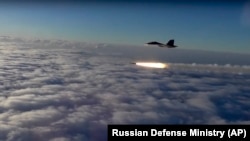 Винищувач ВПС РФ запускає ракету з півдня Росії з метою бомбардування морських і наземних цілей