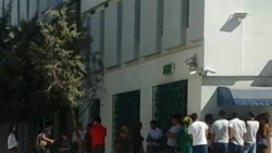 Ашхабаддагы банкоматтардан акча чыгара албай кезек күткөн эл.