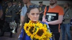 Жінка принесла соняхи, як символ пам'яті про загиблих