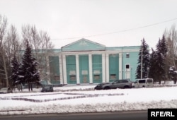 ДГМЦ – окна и вход в кирпичах