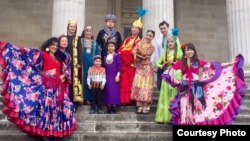 Йулдаш Журабаев кесиптештери менен.