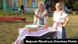 Дзяўчаты з гурта “Варган” рыхтуюцца пекчы дранікі на вячэру. Зьлева направа: Мая Клёс і Наташа Шыпіла.