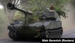 Украінскі экіпаж на амэрыканскай самаходнай артылерыйскай устаноўцы M109 у Данецкай вобласьці, чэрвень 2022 году