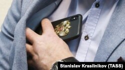 Мобільний телефон російського чиновника. Ілюстративне фото