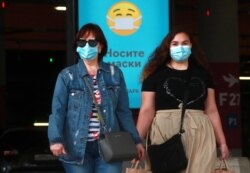 Женщины в медицинских масках в одном из московских торговых центров