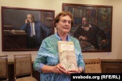 Пас Дамейка са сваёй кнігай, выдадзенай па-беларуску