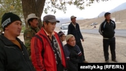 Алтын кен компанияларына чаткалдыктар буга чейин да нааразы болуп келген. Чаткалдын Кызыл-Токой айылы, 18-октябрь, 2011.