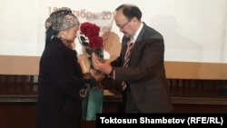 Уланбек Эгизбаевге ыйгарылган "Улут абийири" сыйлыгы анын энесине тапшырылган учур. 18-октябрь, 2018-жыл.